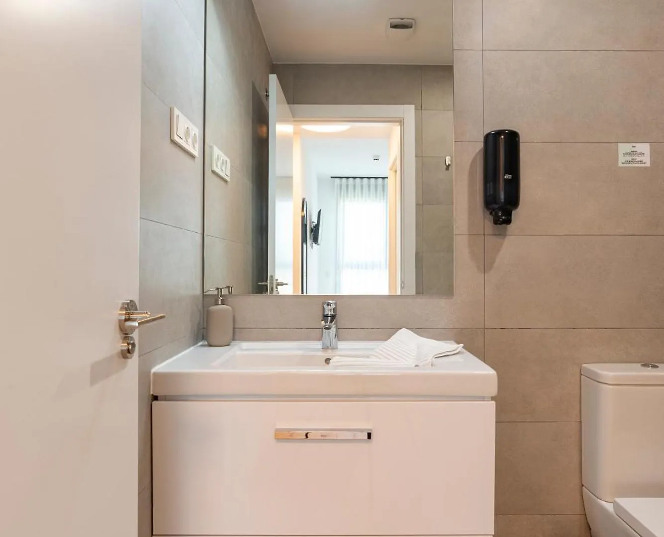 מאלגה Skyline II Pool & Coworking By Ele Apartments